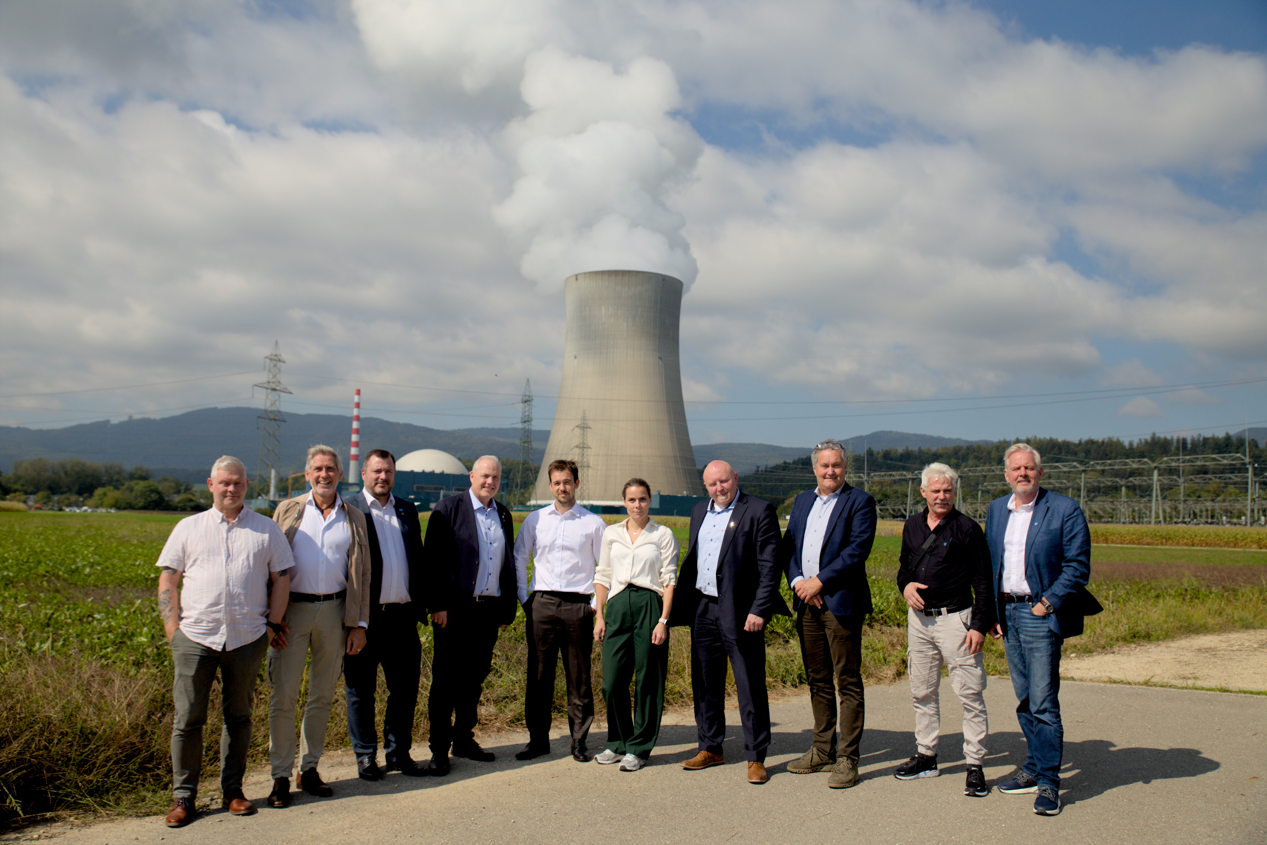 Norsk Kjernekraft og ordførere foran kjøletårn