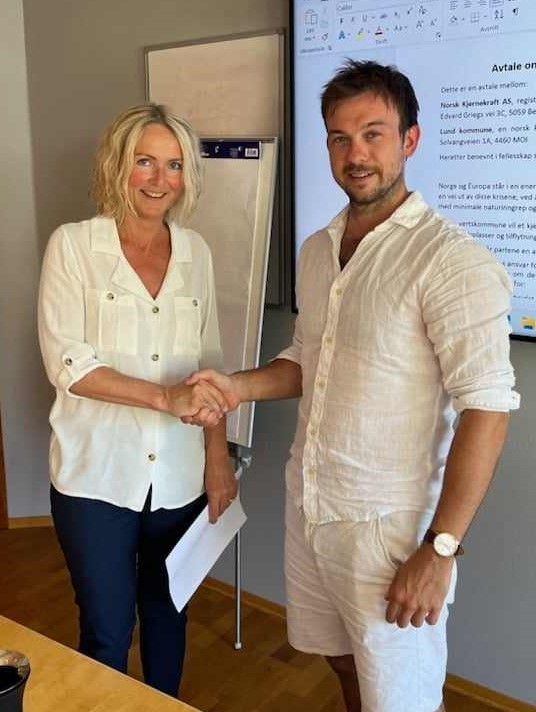 Ordfører i Lund kommune Gro Helleland og Steffen Sæle fra Norsk Kjernekraft