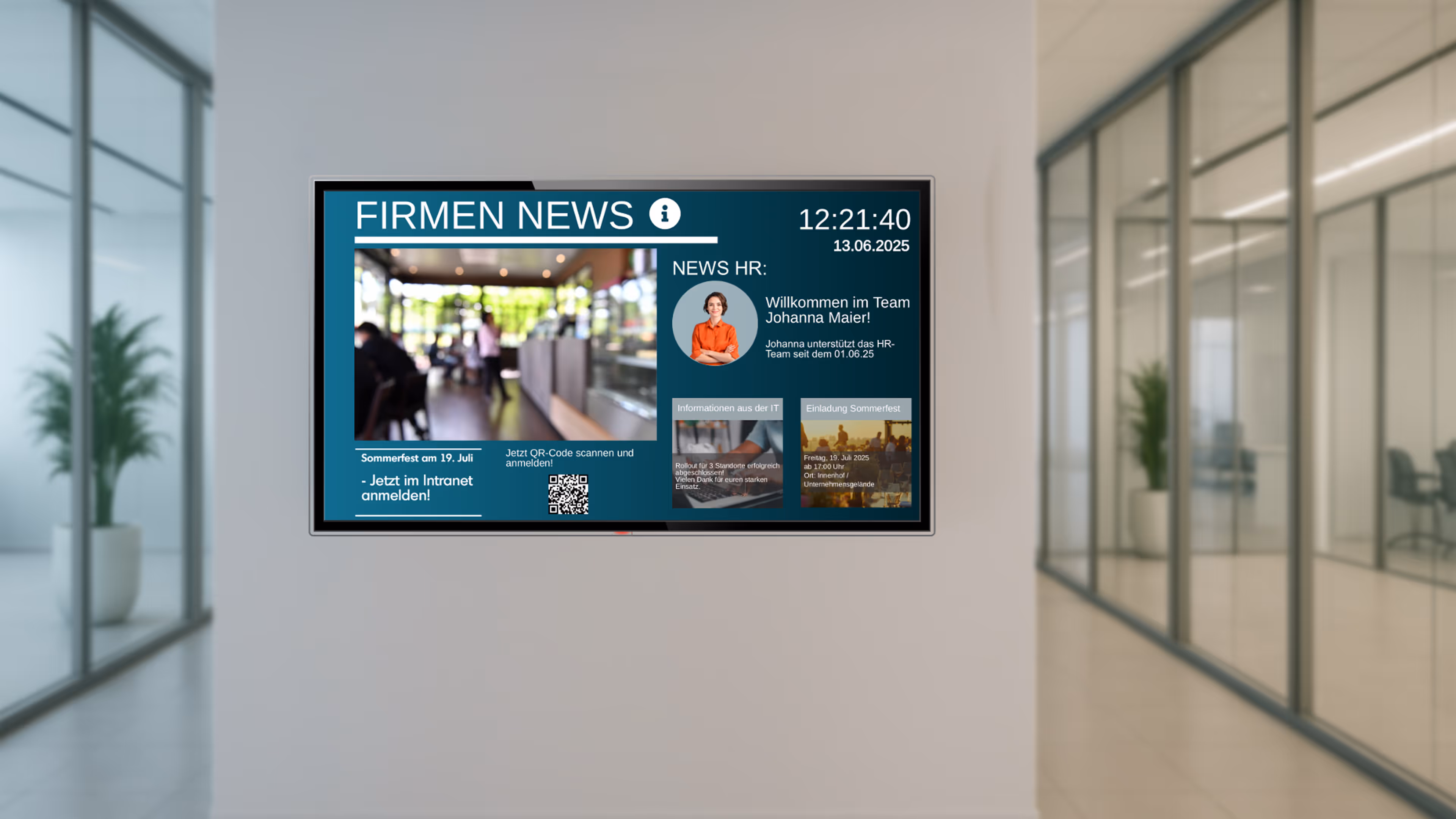 Digitales schwarzes Brett im Büro mit Firmennews, HR-Begrüßung, QR-Code und Einladung zum Sommerfest am 19. Juli.