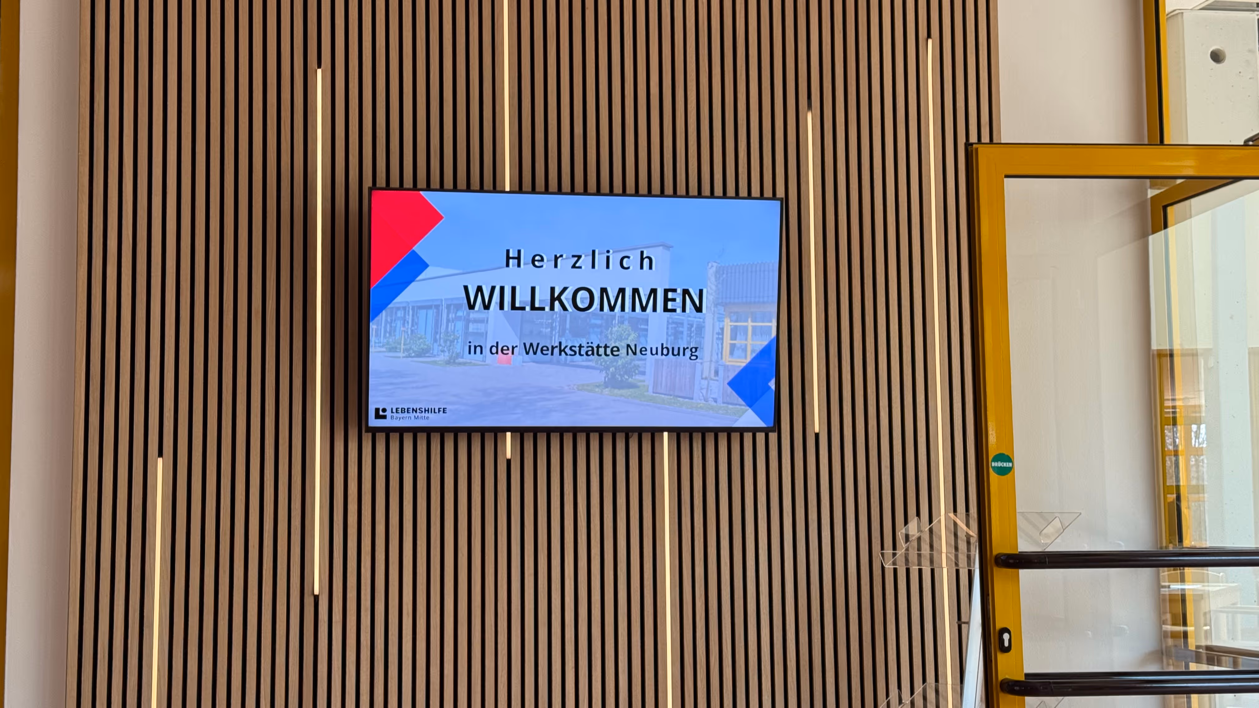 Welcome Screens begrüßen Besucher