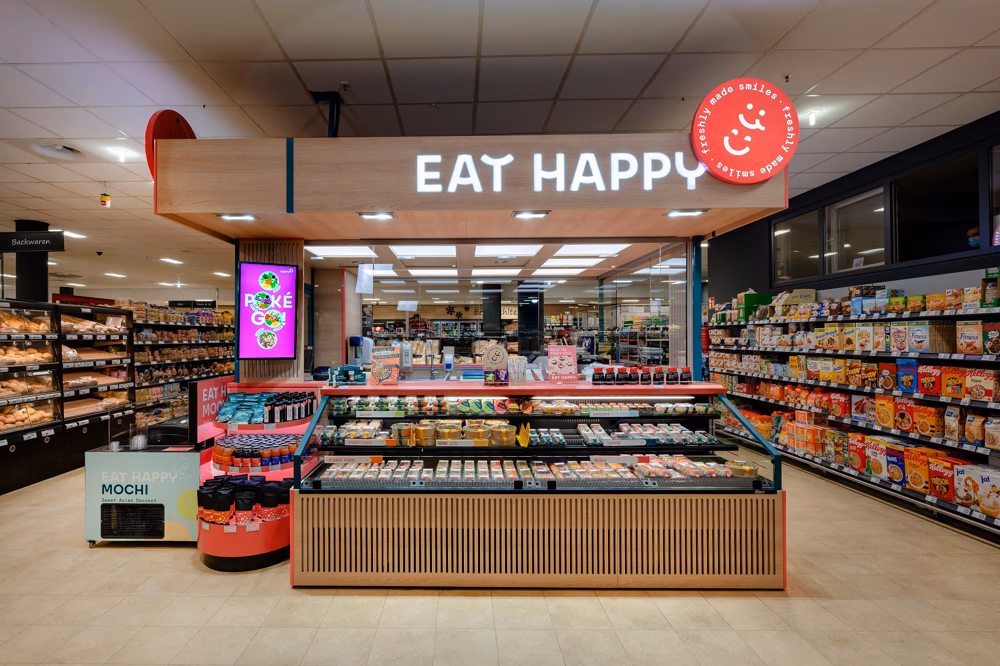 Lebensmittelstand mit Sushi, Street Food, Salaten und Desserts in einem Supermarkt namens Eat Happy.