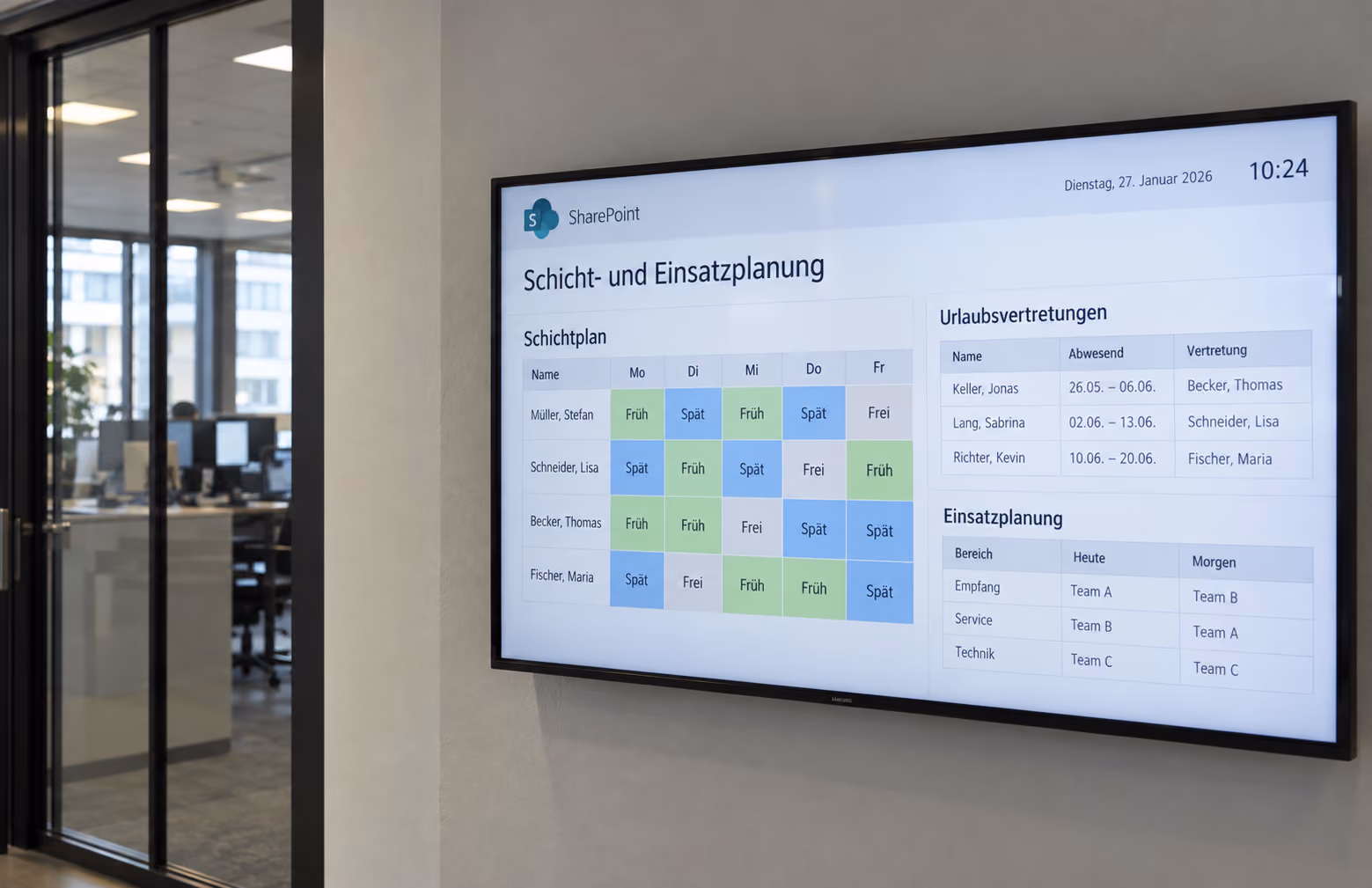 Wanddisplay im Büroflur mit einer SharePoint-Intranetseite