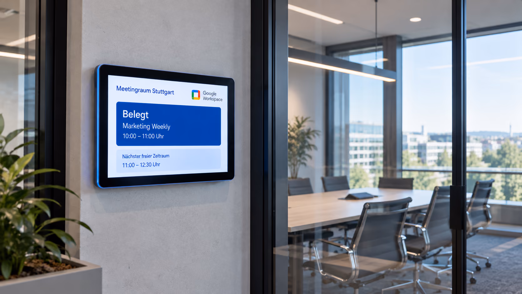 Google Workspace Display vor einem Besprechungsraum mit aktuellem Belegungsstatus