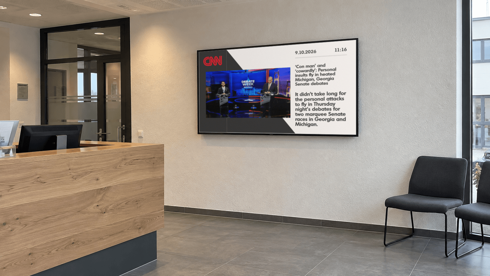 Wanddisplay im Empfangsbereich mit einer CNN-Nachrichtenmeldung