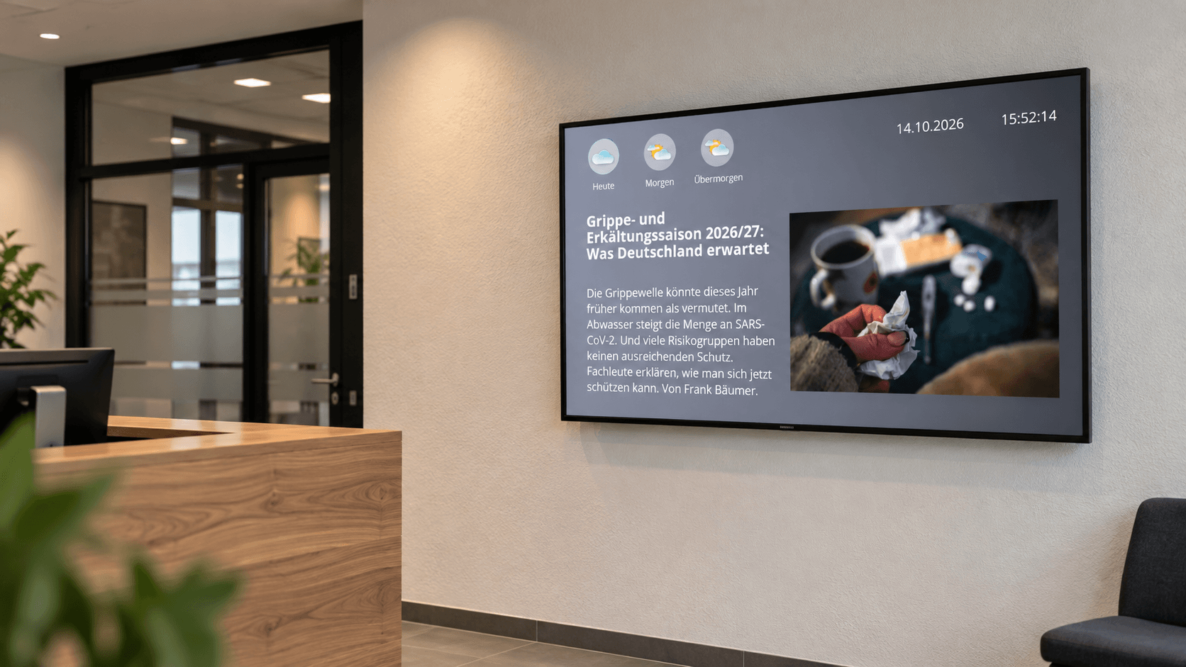 Informationsdisplay am Empfang mit einer Nachrichtenmeldung, Wetter und Uhrzeit