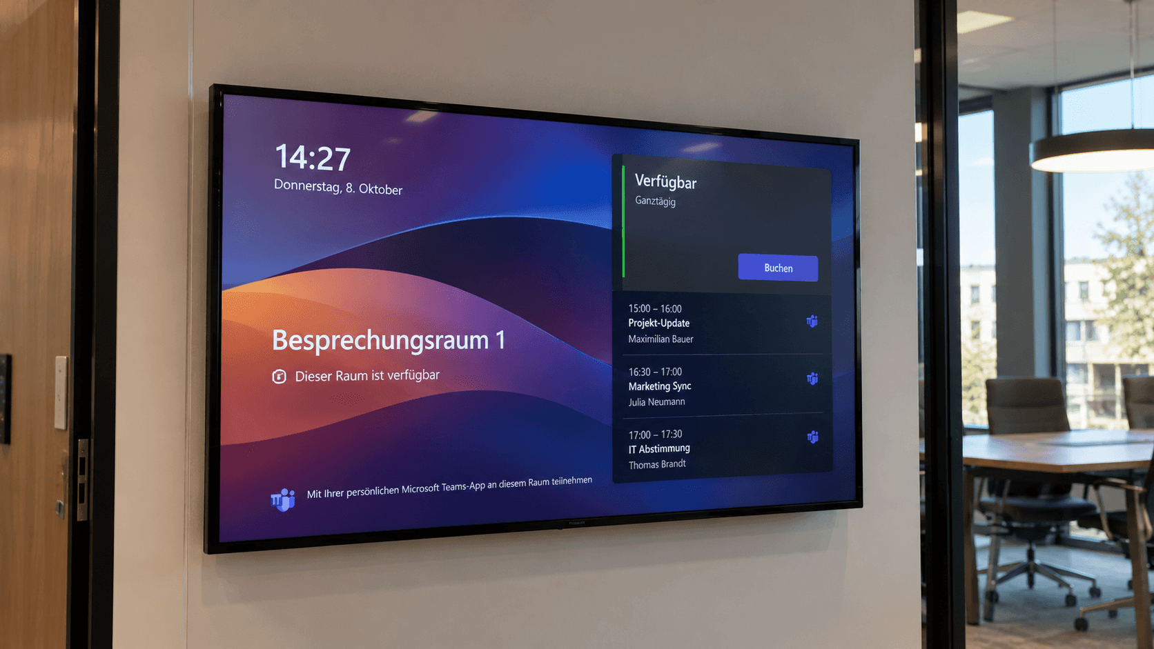 Display vor einem Besprechungsraum mit Microsoft Teams Raumstatus und Buchungsübersicht