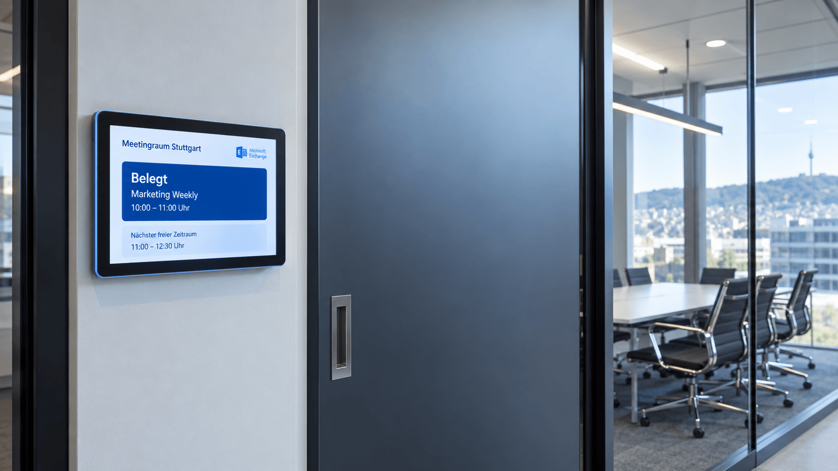 Microsoft Exchange Raumbuchungsdisplay neben einem Besprechungsraum mit Belegungsstatus und nächstem Termin