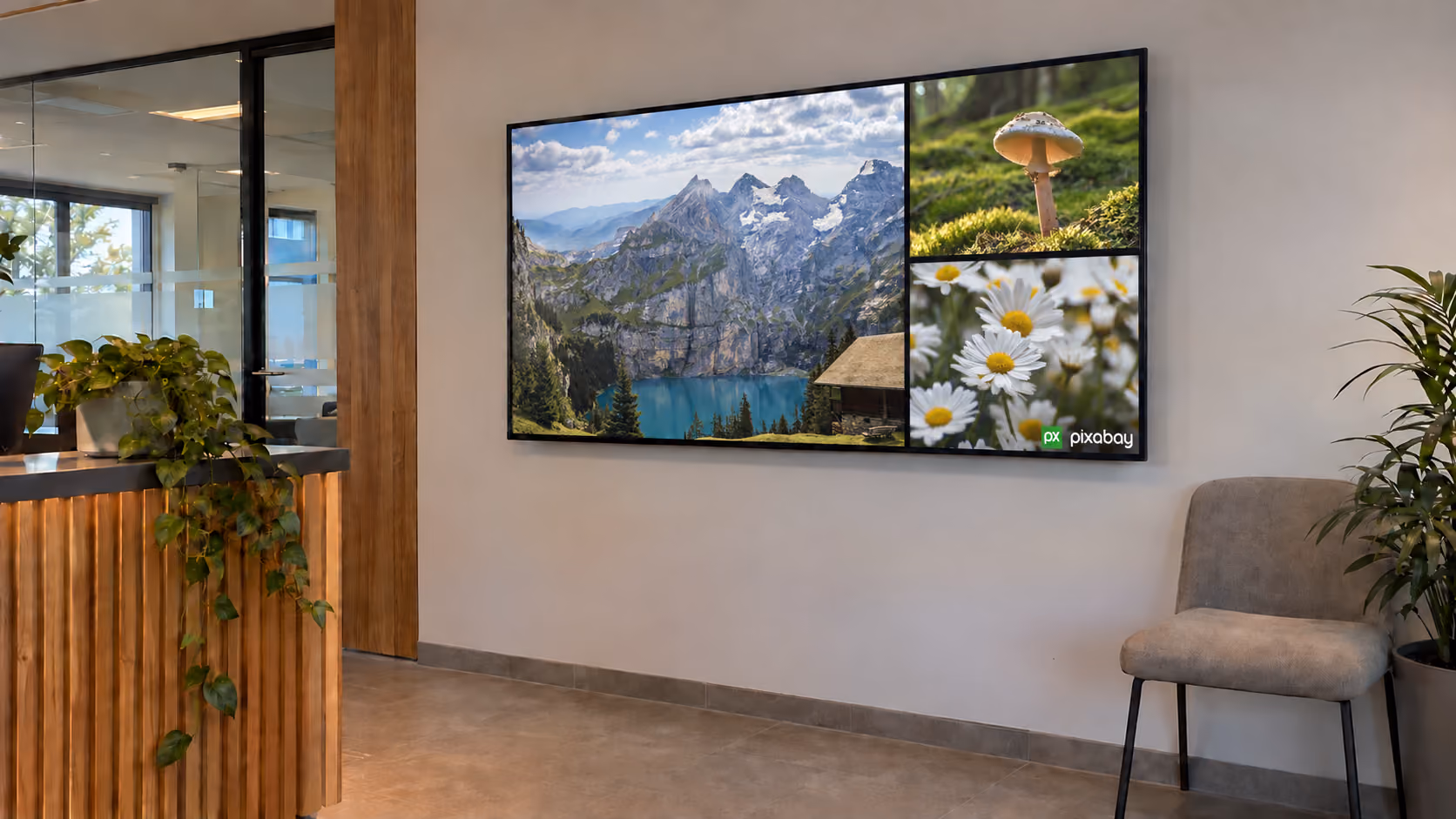 Wanddisplay im Bürofoyer mit einer Pixabay-Bildauswahl aus Landschafts- und Naturmotiven