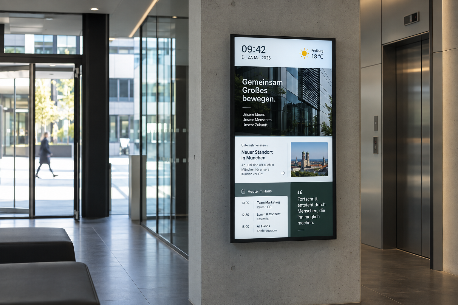 Hochformat-Infodisplay neben einem Aufzug mit Unternehmensnachrichten, Terminen und Wetter