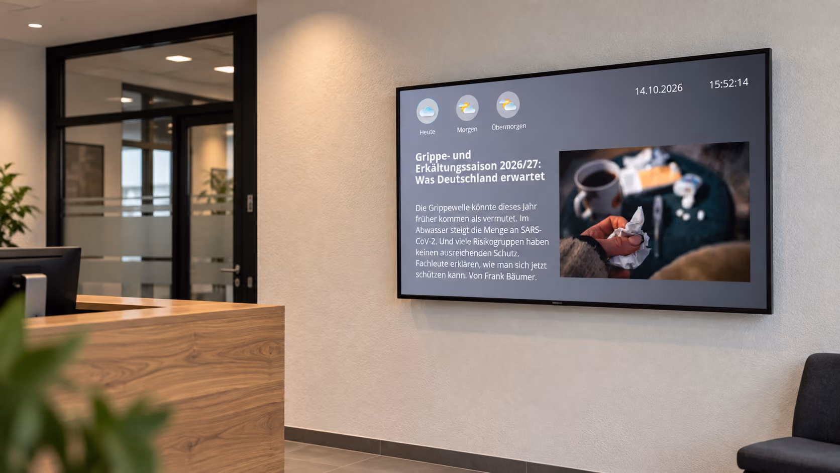 Raumbuchungsdisplay neben einer Besprechungsraumtür mit Belegungsstatus und nächstem Termin