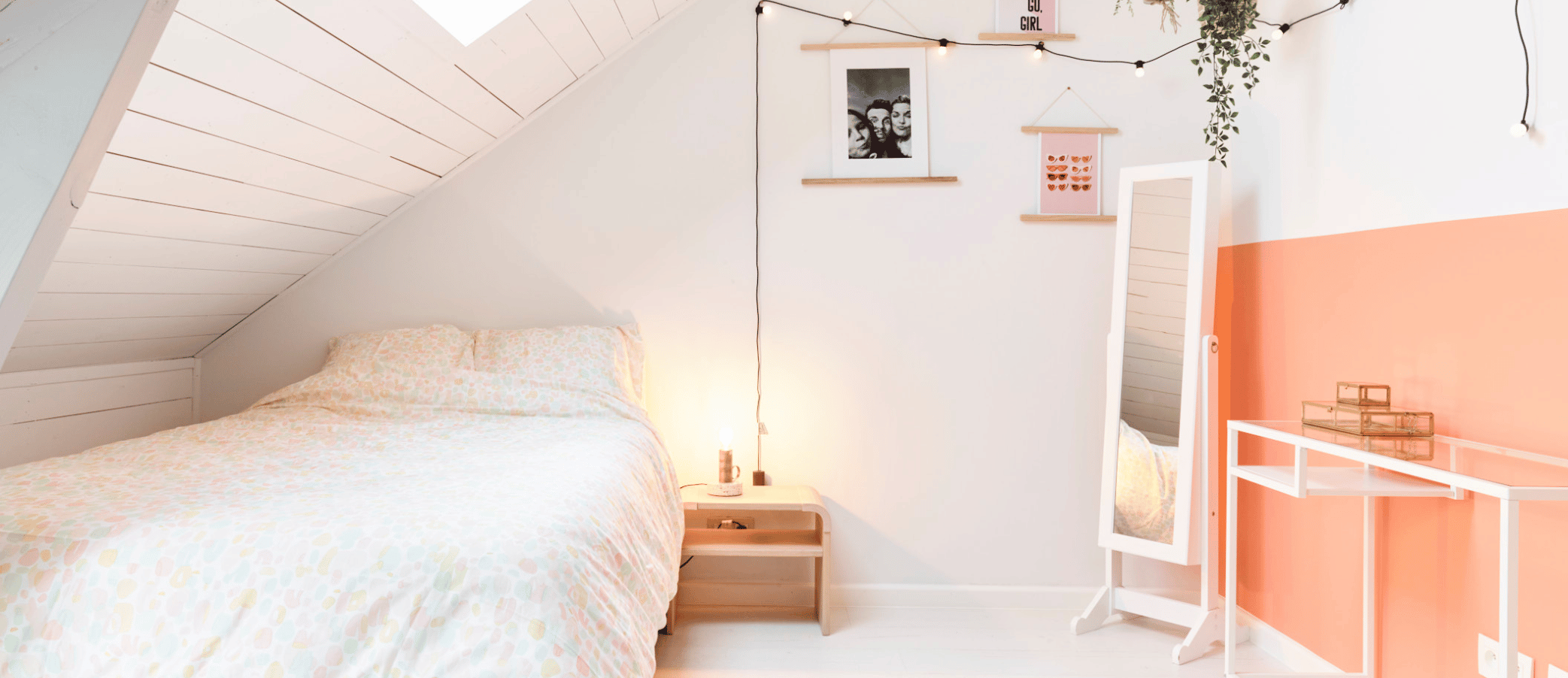 Een foto van een gerenoveerde slaapkamer.