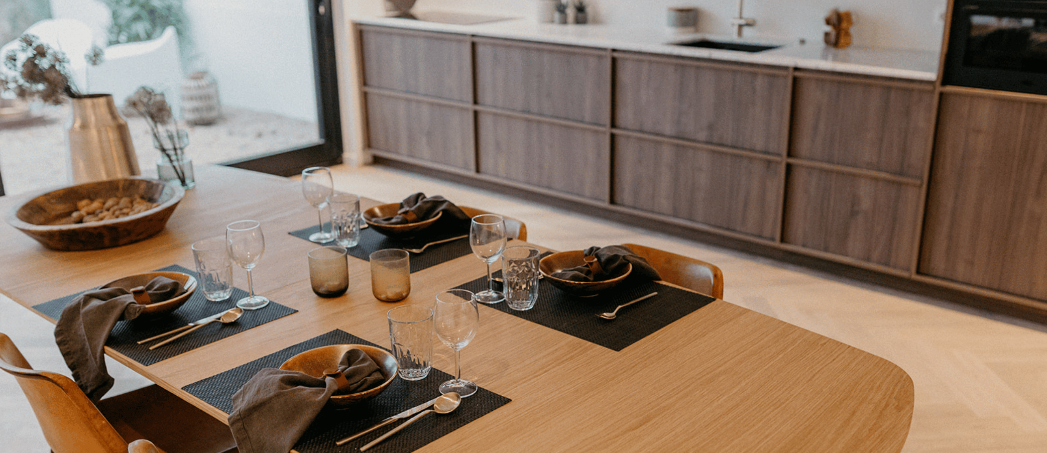 Een foto van het interieur van één van onze totaalrenovaties. Hier zie je je een afgewerkte eetruimte.