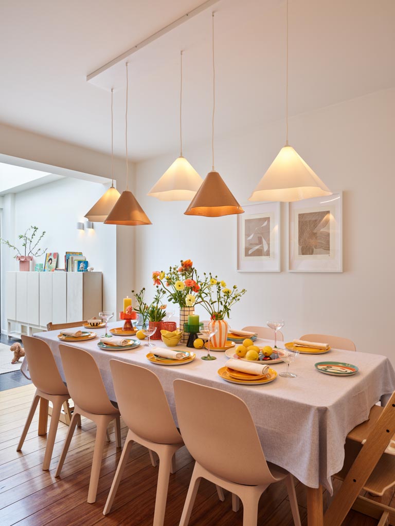 Een foto van een eetkamer van een woning waar we een totaalrenovatie hebben uitgevoerd.