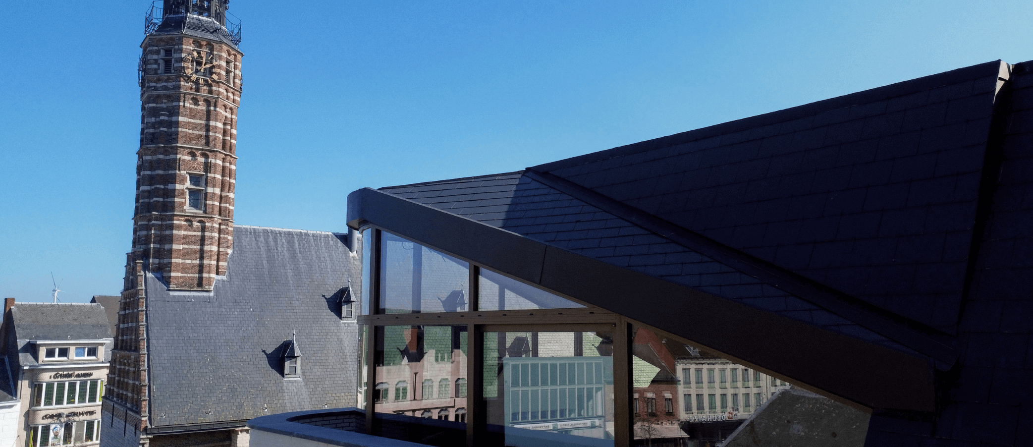 Een foto van onze werf in Herentals waar we de daktimmer en dakbedekking geplaatst hebben op het hellend dak.