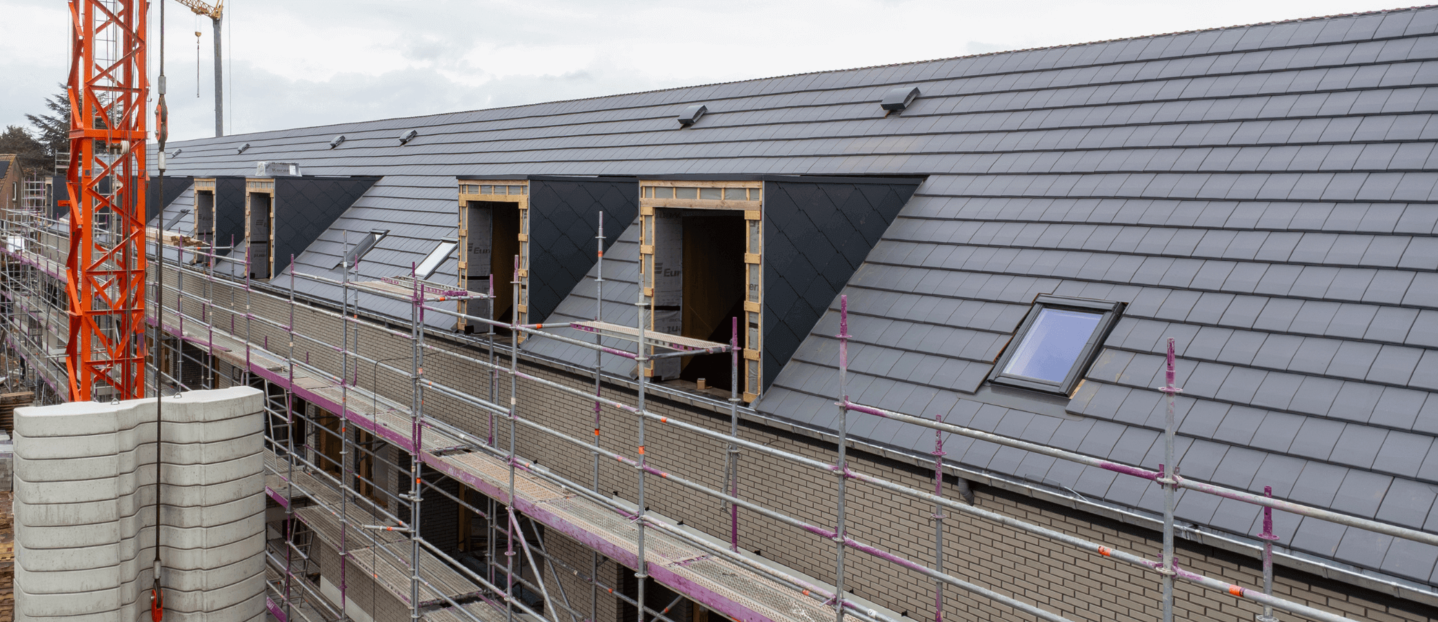 Een foto van onze werf in kontich waar we de timmerwerken en de dakpannen voorzien hebben op het hellend dak.