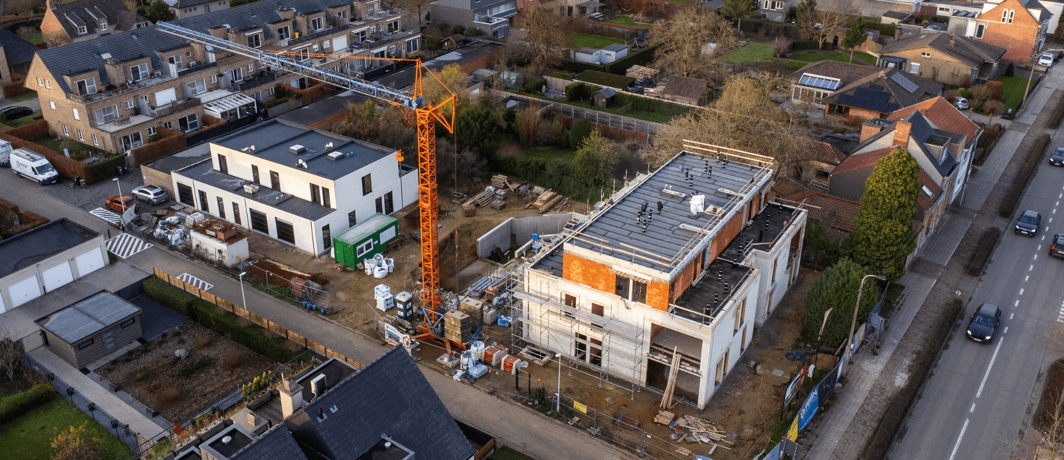 Een foto van onze werf in Oelegem waar we de roofing geplaatst hebben op het plat dak.