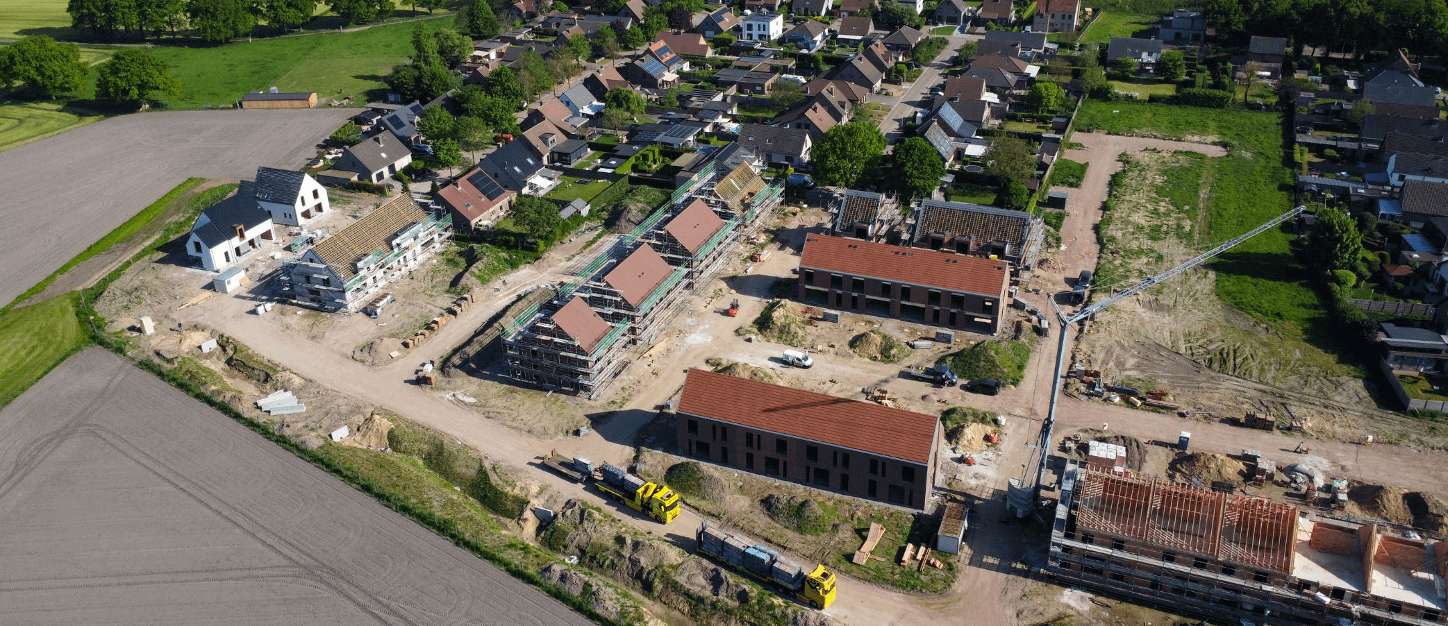 Een foto van onze werf in Wuustwezel waar we de timmerwerken en dakbedekking voorzien hebben van de hellende daken.