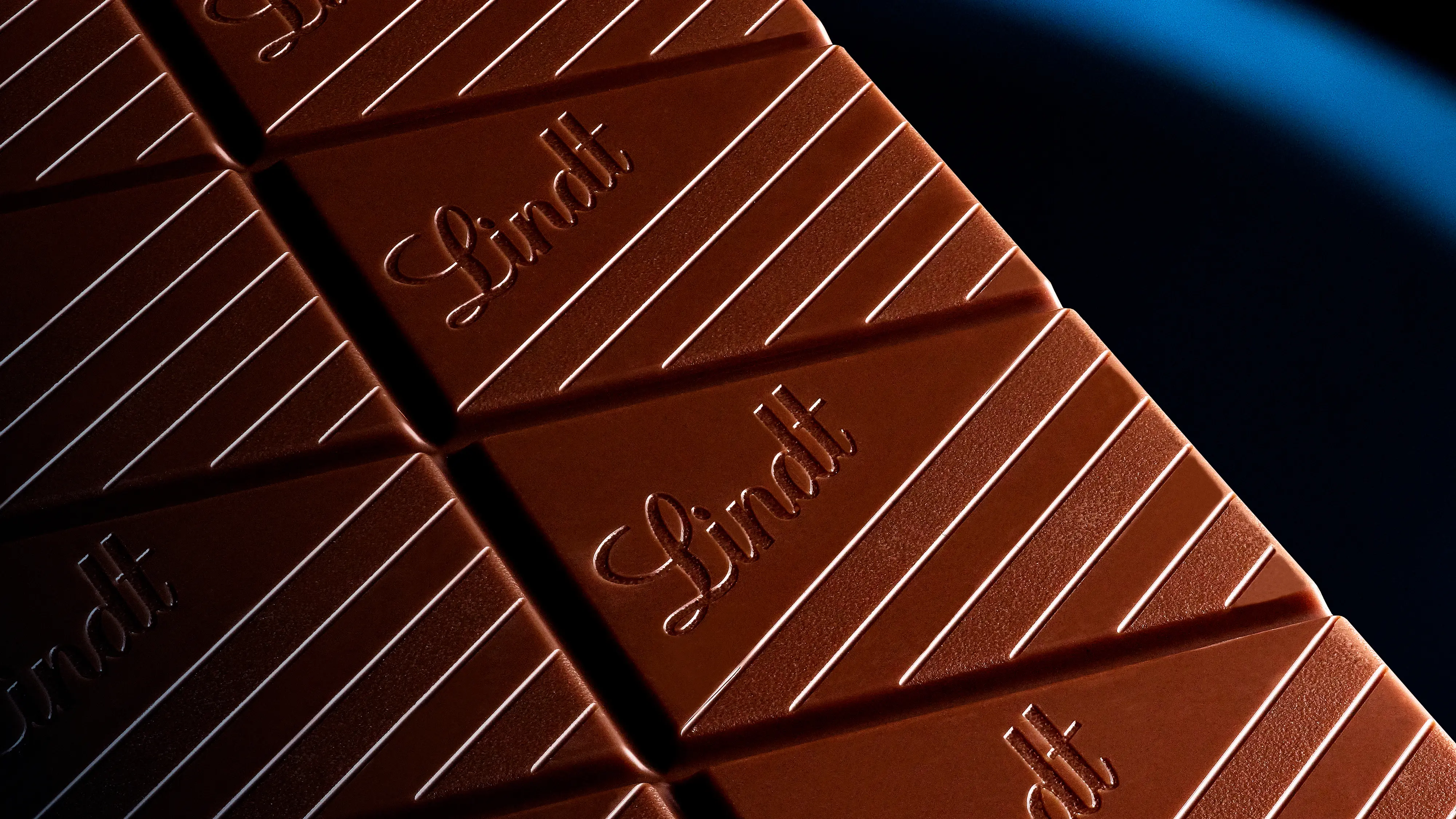 Red geometric shapes with gold decorative edges and 'must de Cartier Paris' text on a blue background.