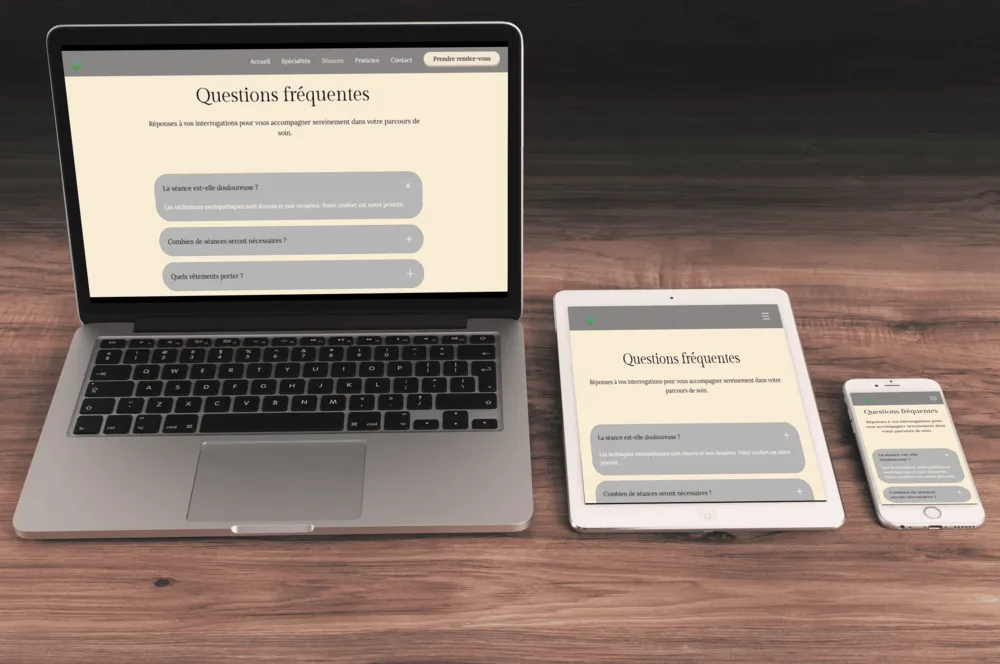 Présentation d'une page Foire aux questions d'un site internet d'un ostéopathe sur un ordinateur, une tablette et un portable.