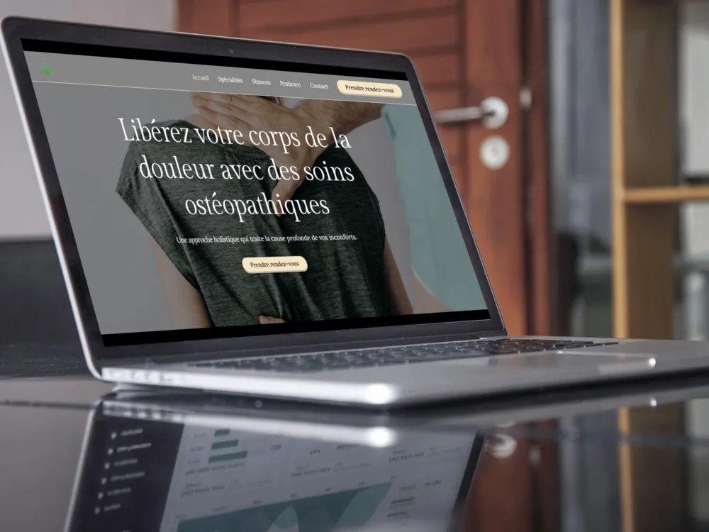 Présentation d'une page d'accueil d'un site internet d'un ostéopathe sur un ordinateur.