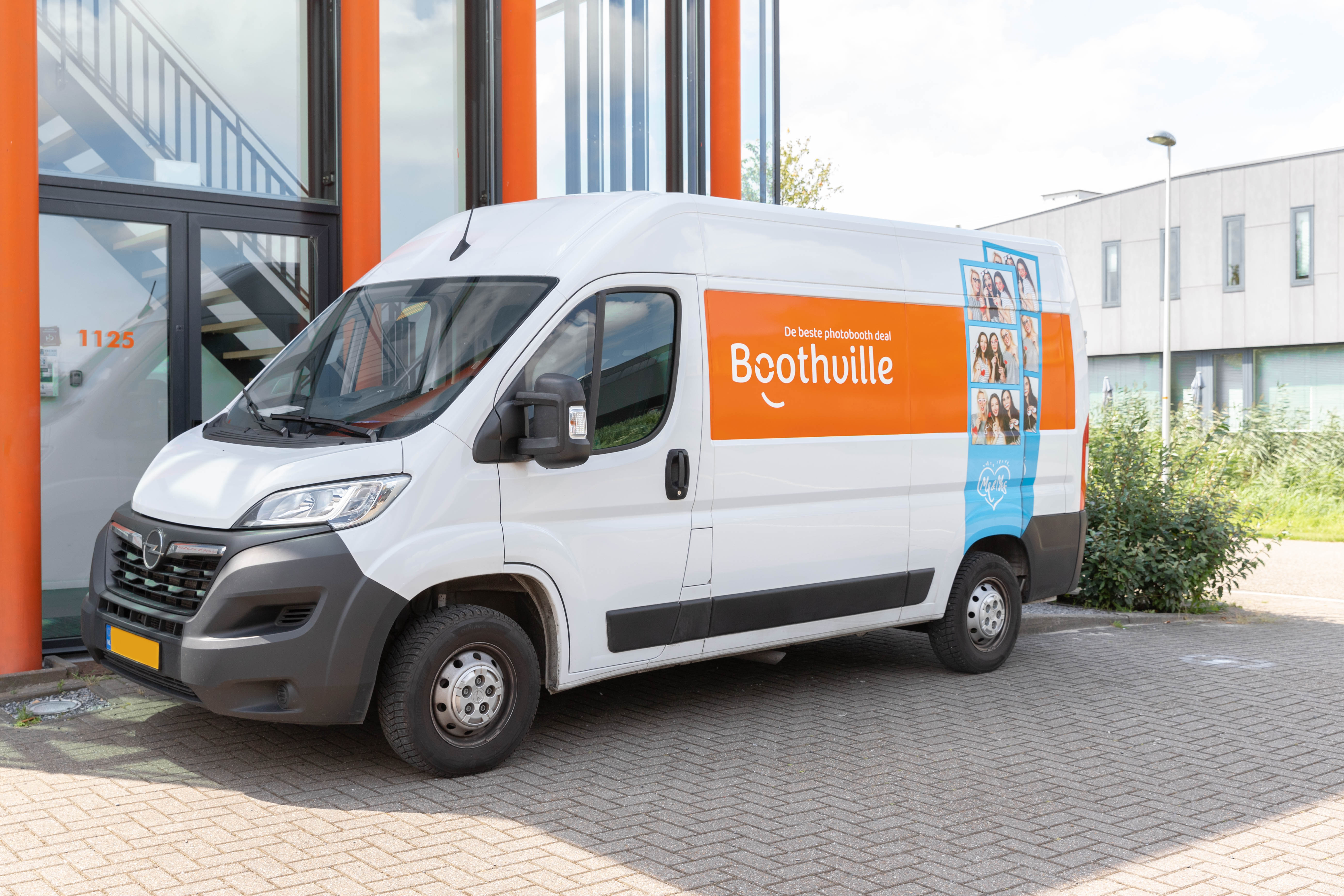 Boothville-bestelbus voor het bezorgen van photobooths.