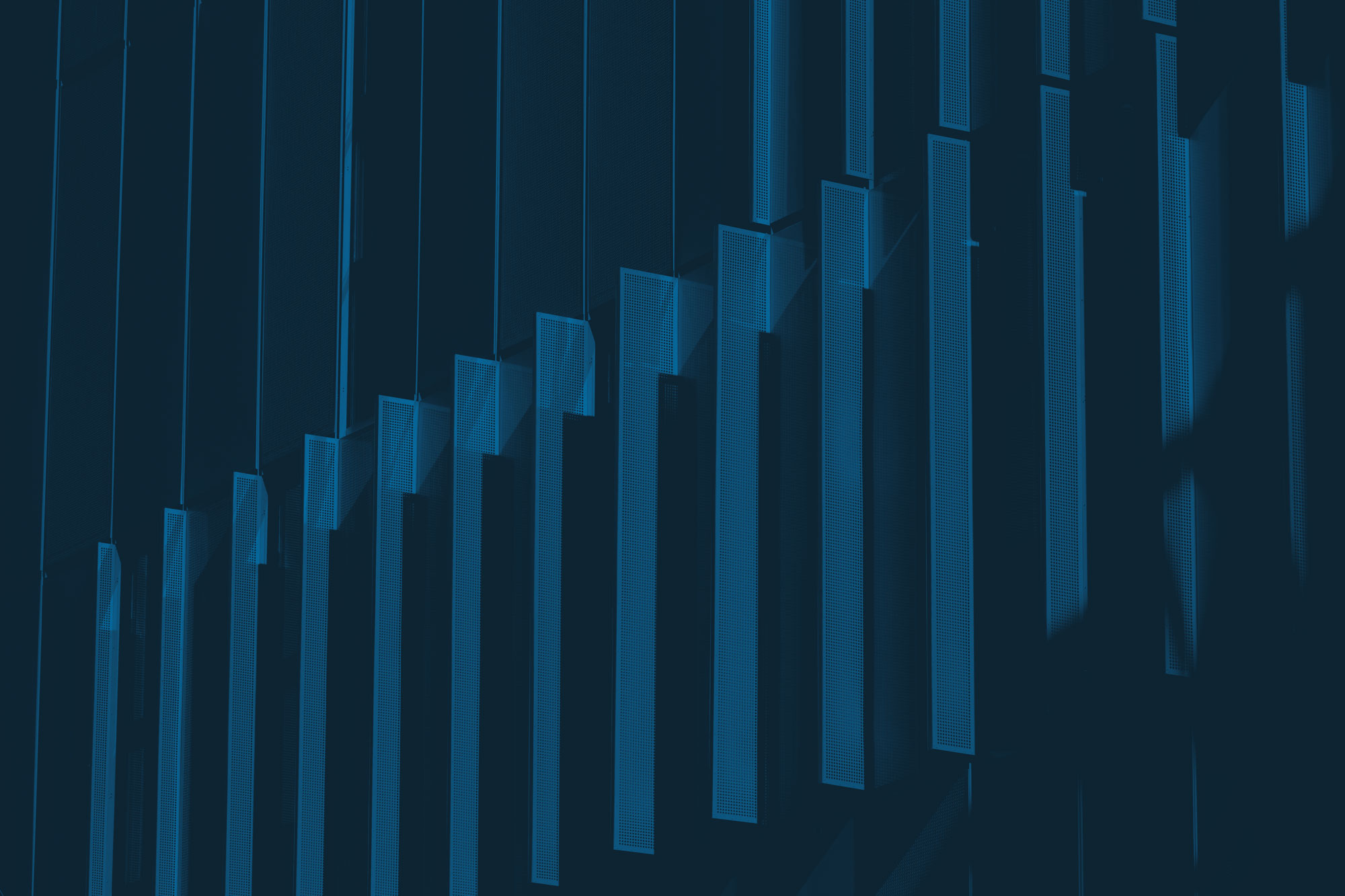 Panneaux longs suspendus formant un motif régulier avec éclairage bleu et ombres.
