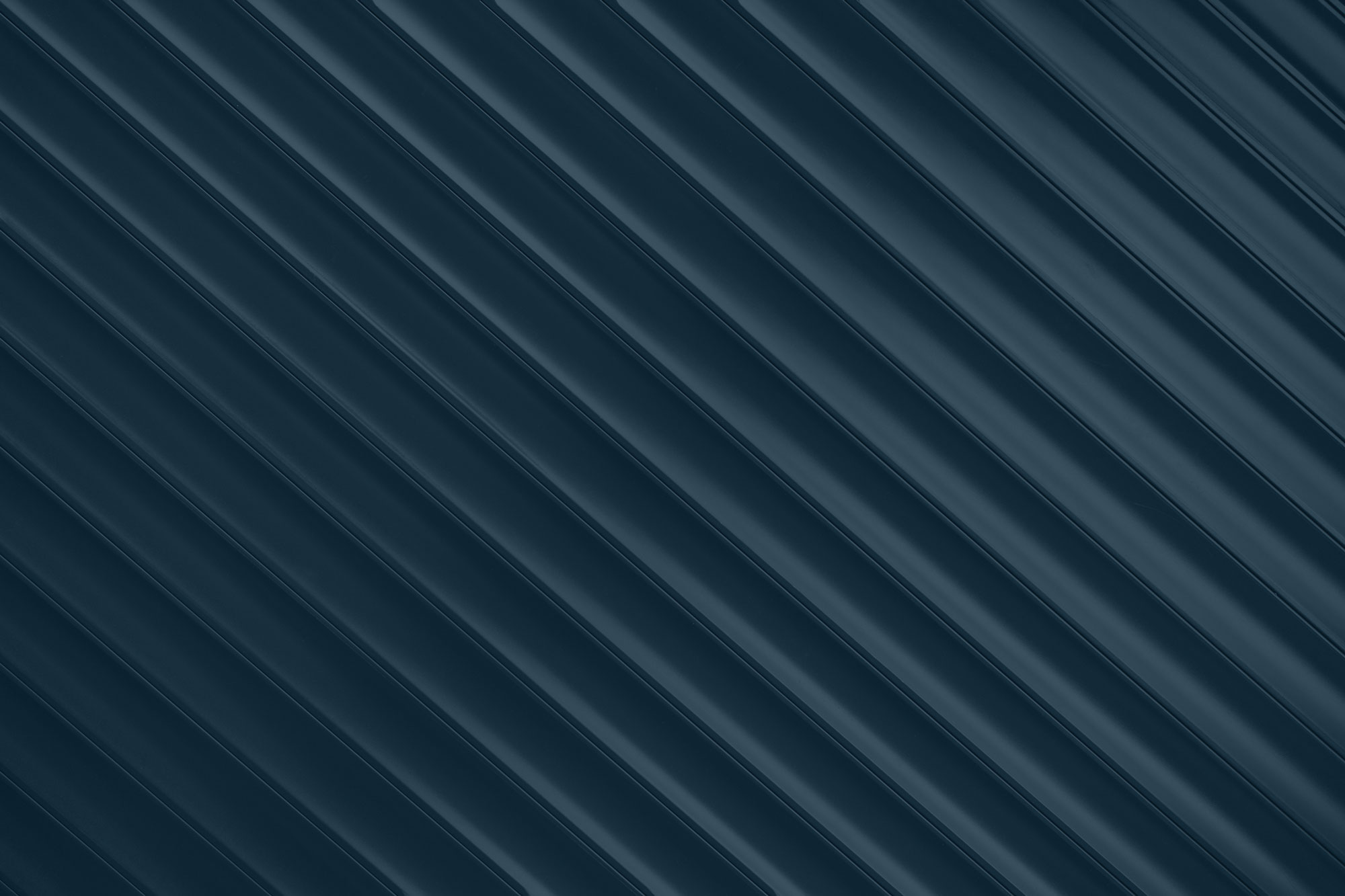 Surface texturée avec des bandes diagonales régulières en dégradé foncé bleu-gris.