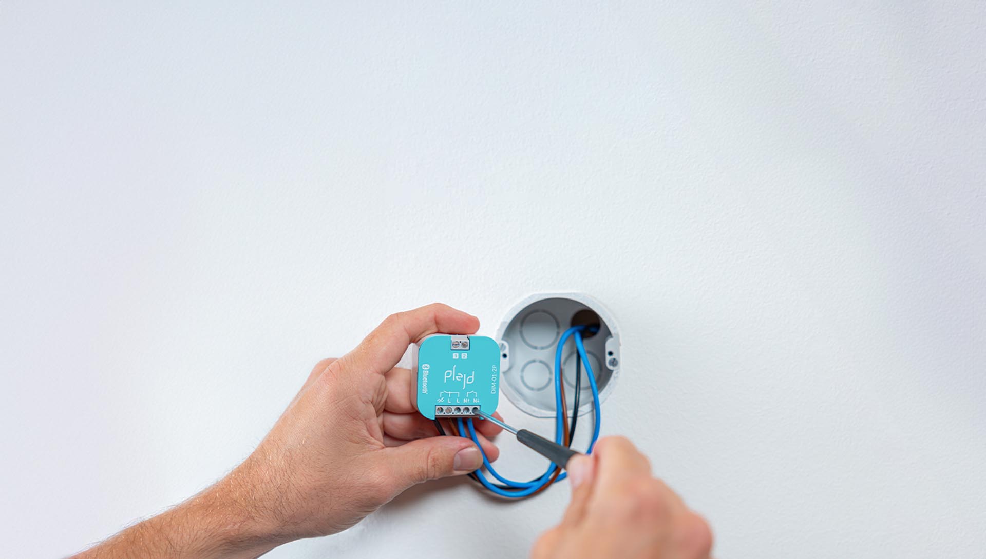 mann som gjennomfører en service-sjekk