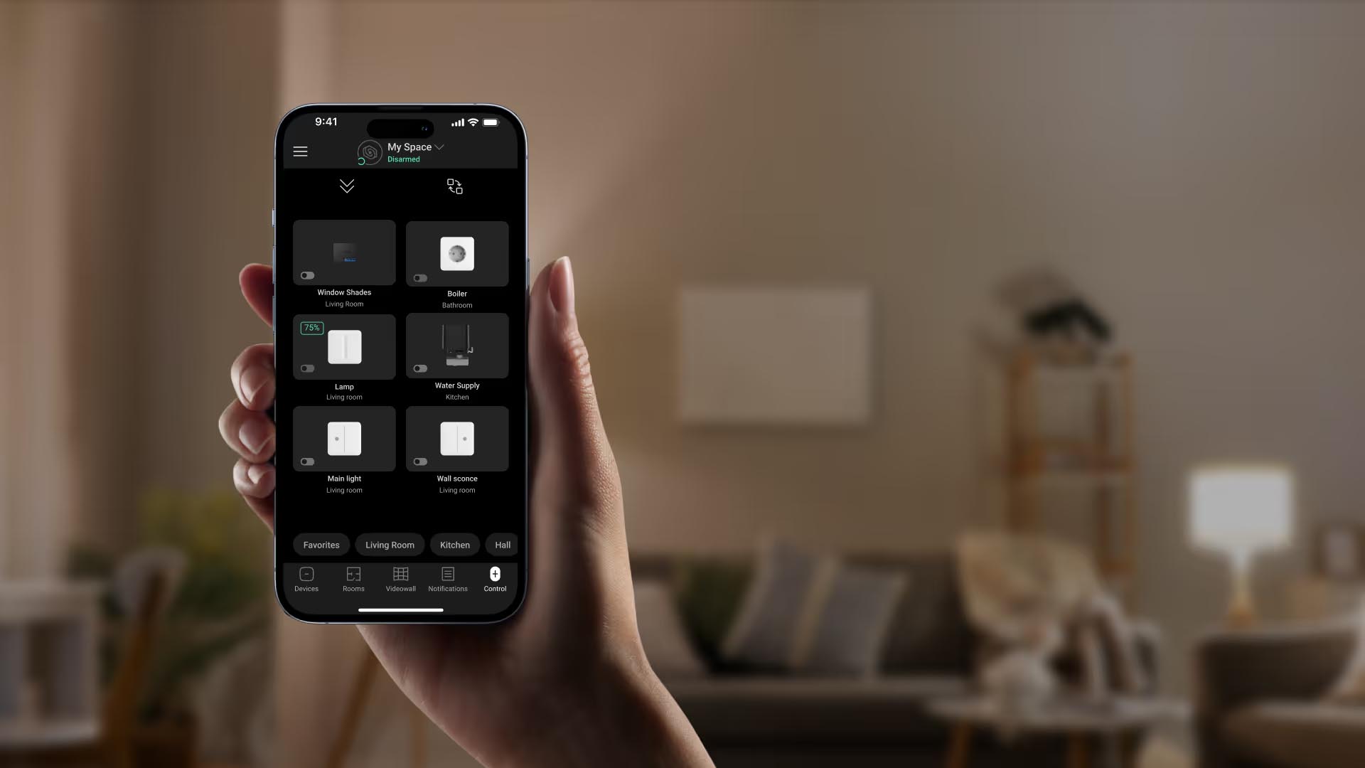 perosn som styrer en lyspære fra telefonen
