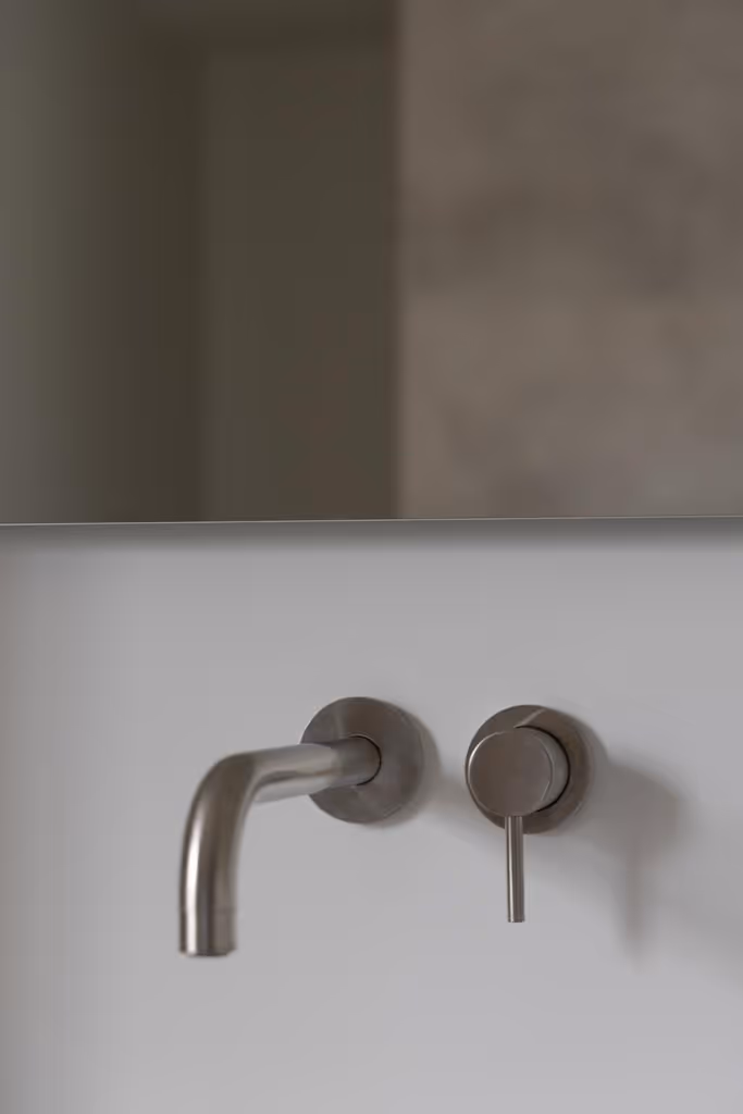 Detailfoto van de zilveren kranen.