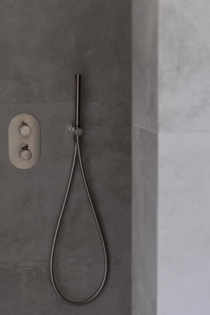 Detailfoto van de douche die geplaatst is in deze badkamerrenovatie.