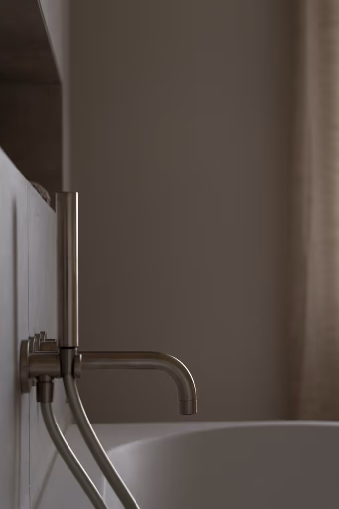 Luxe badkamerrenovatie met back-to-wall bad, inbouwnis, en tegels uit natuursteen.