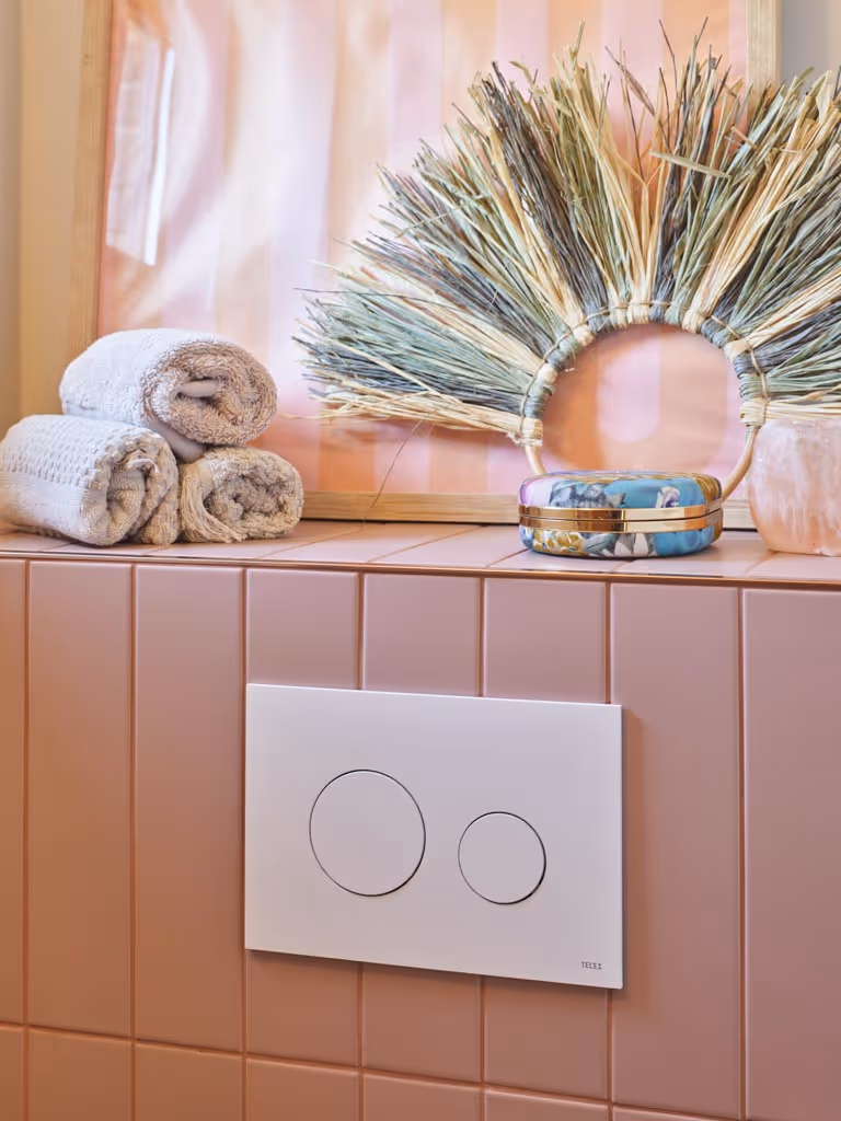 Detailfoto van een toiletrenovatie met zachte kleuren.