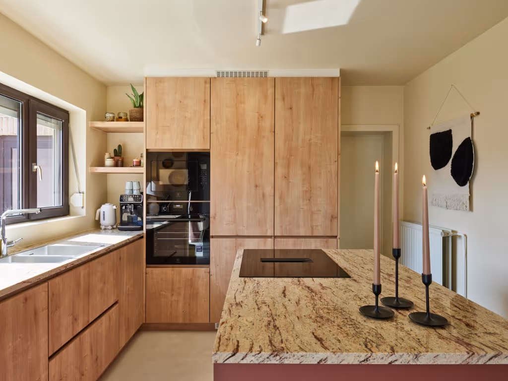Moderne keukenrenovatie met houten maatwerk, natuurstenen werkblad en strak kookeiland