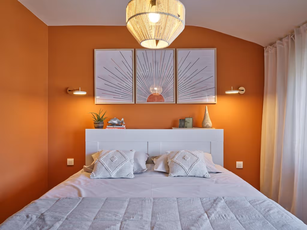 Slaapkamer na totaalrenovatie met warme accentkleur en rustige afwerking