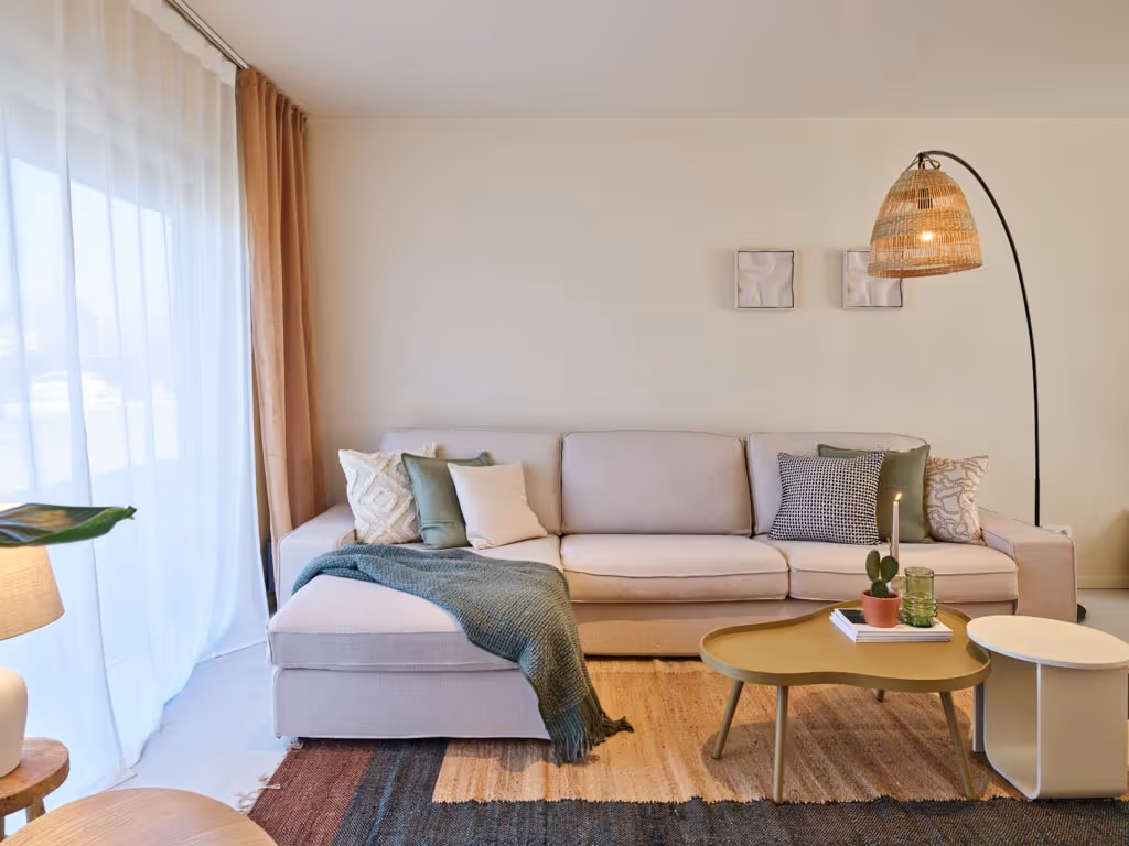 Woonkamer na totaalrenovatie met comfortabele zithoek en warme afwerking