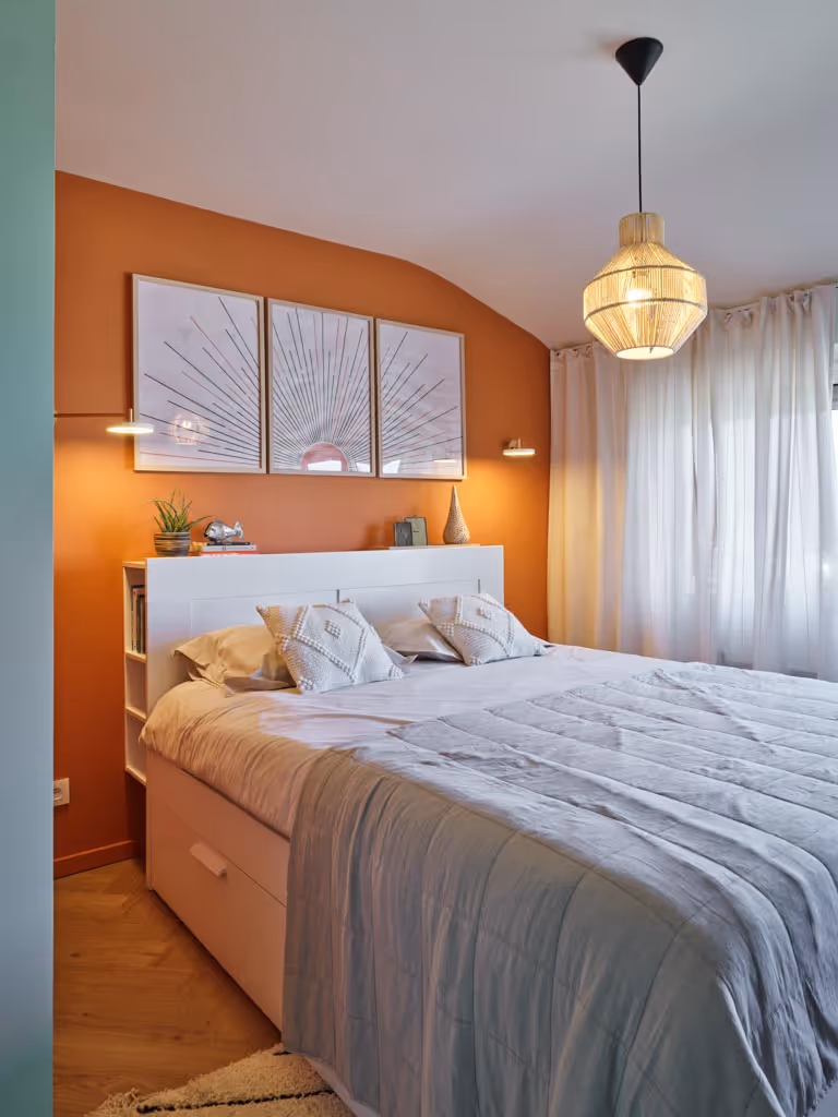 Slaapkamer na totaalrenovatie met warme accentkleur en rustige afwerking