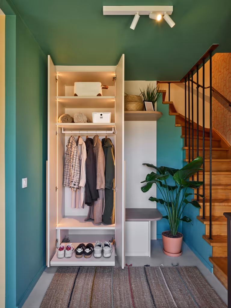 Inkomhal met maatkast en opbergruimte als onderdeel van een totaalrenovatie