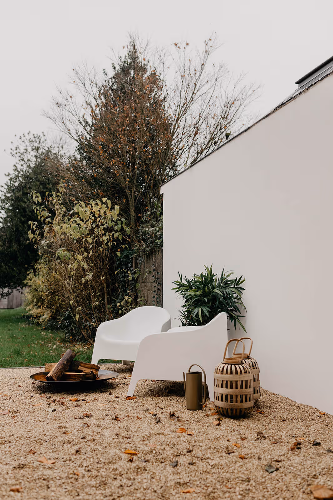 Foto naar de tuin met de vernieuwde gezamenlijke muur, voorzien met crepi.