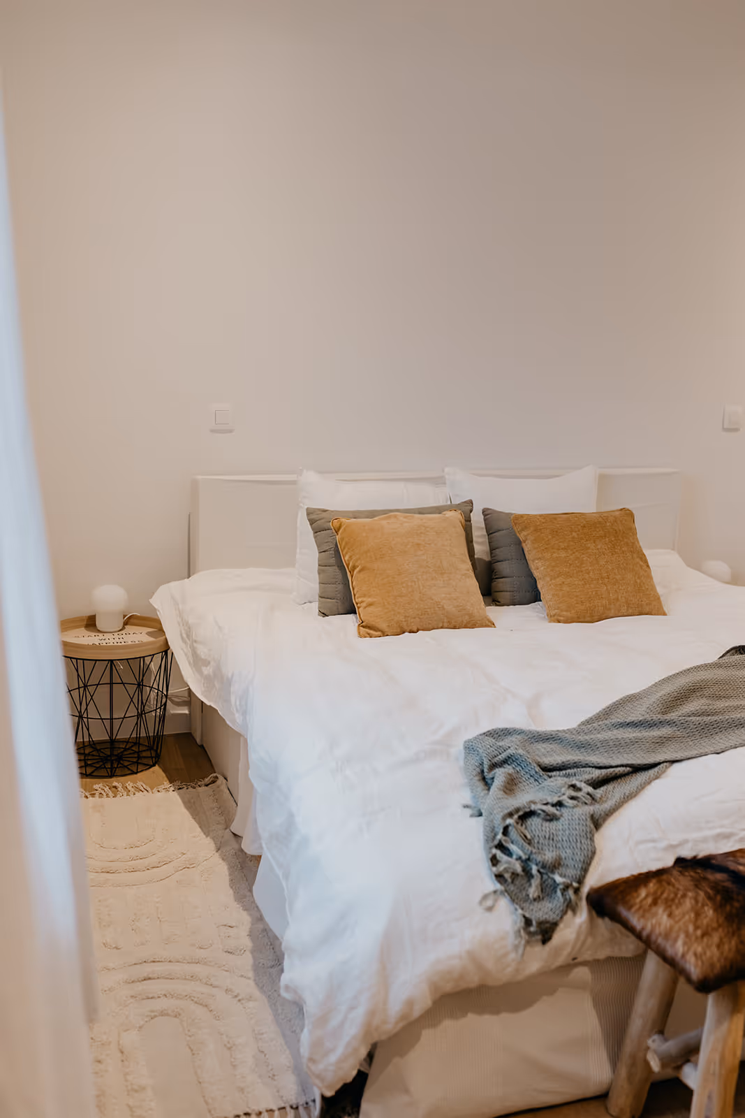 Slaapkamer na een totaalrenovatie met het bed als onderwerp.