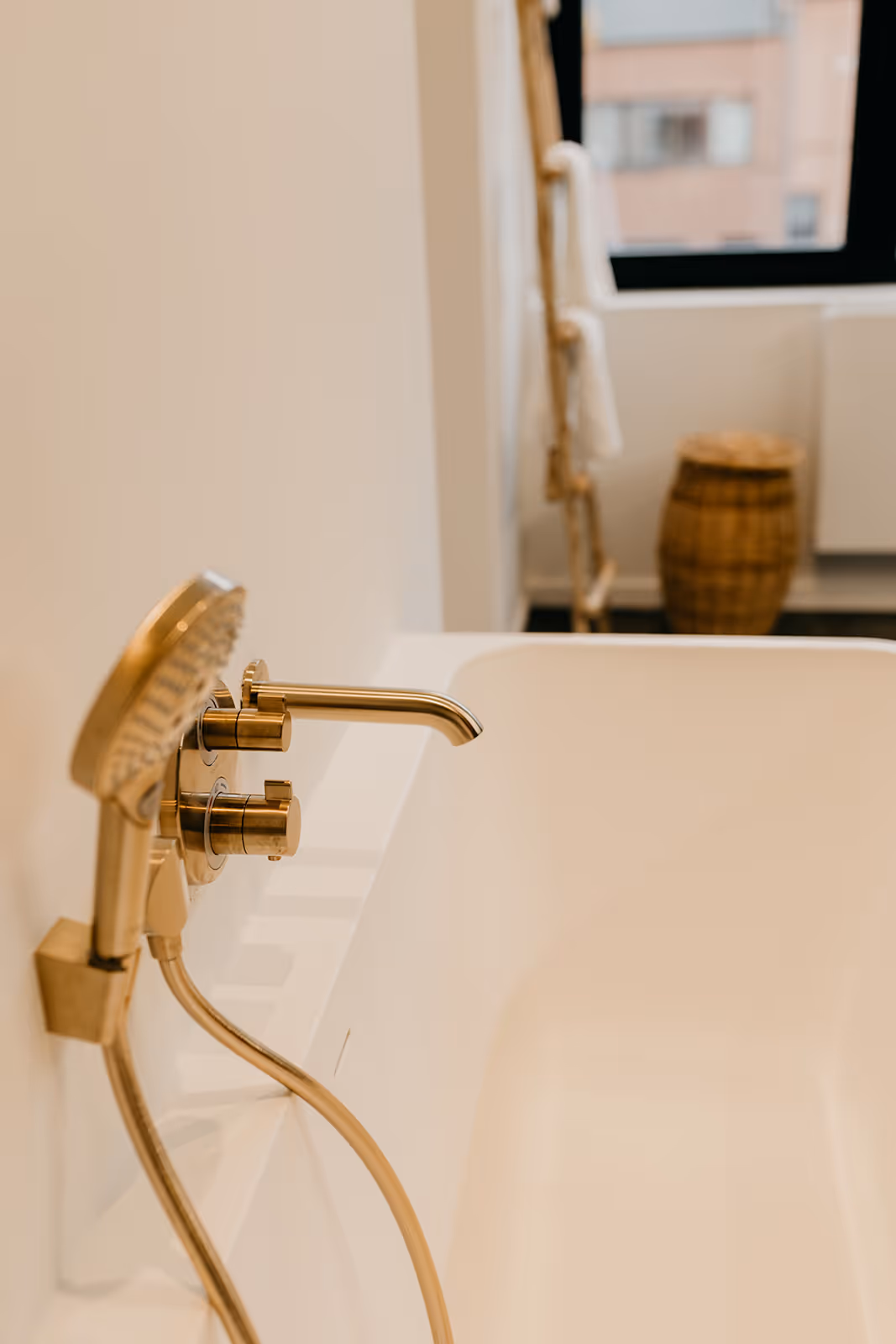 Detailfoto van het gouden kraanwerk na de badkamerrenovatie.