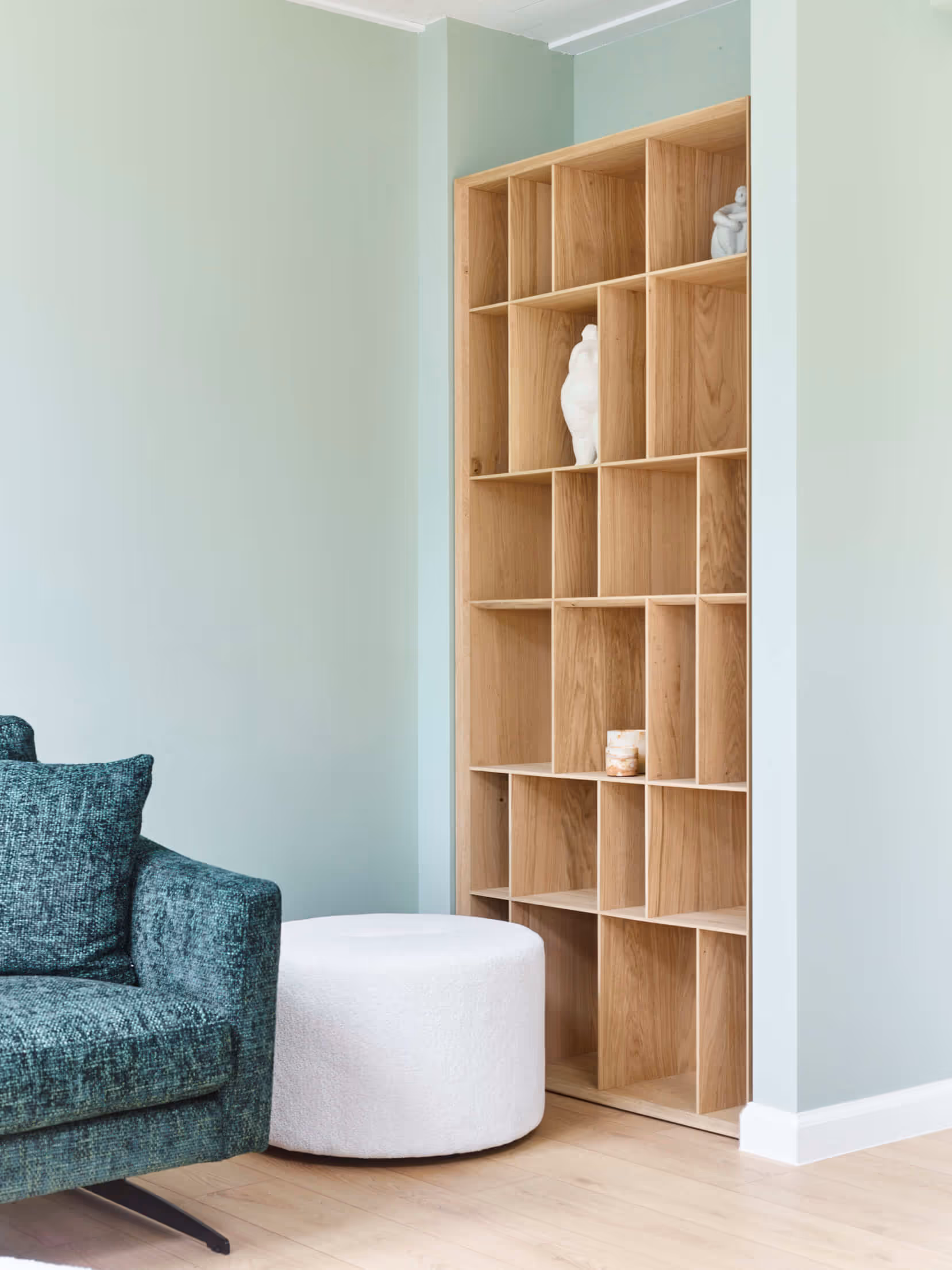 Detailfoto van ingebouwde houten kast na totaalrenovatie.