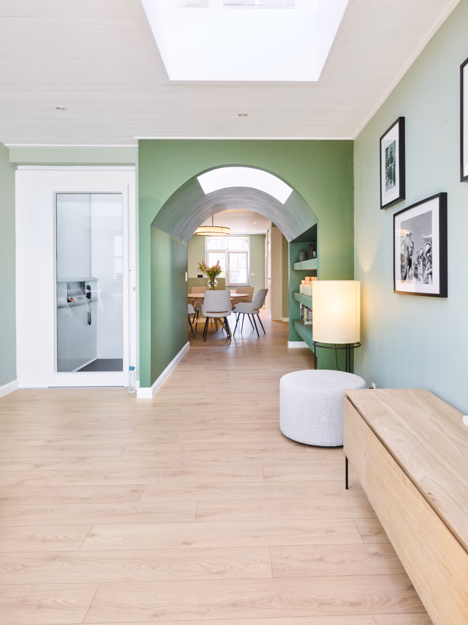 Doorgang naar keuken na renovatie met lift naar de badkamer.