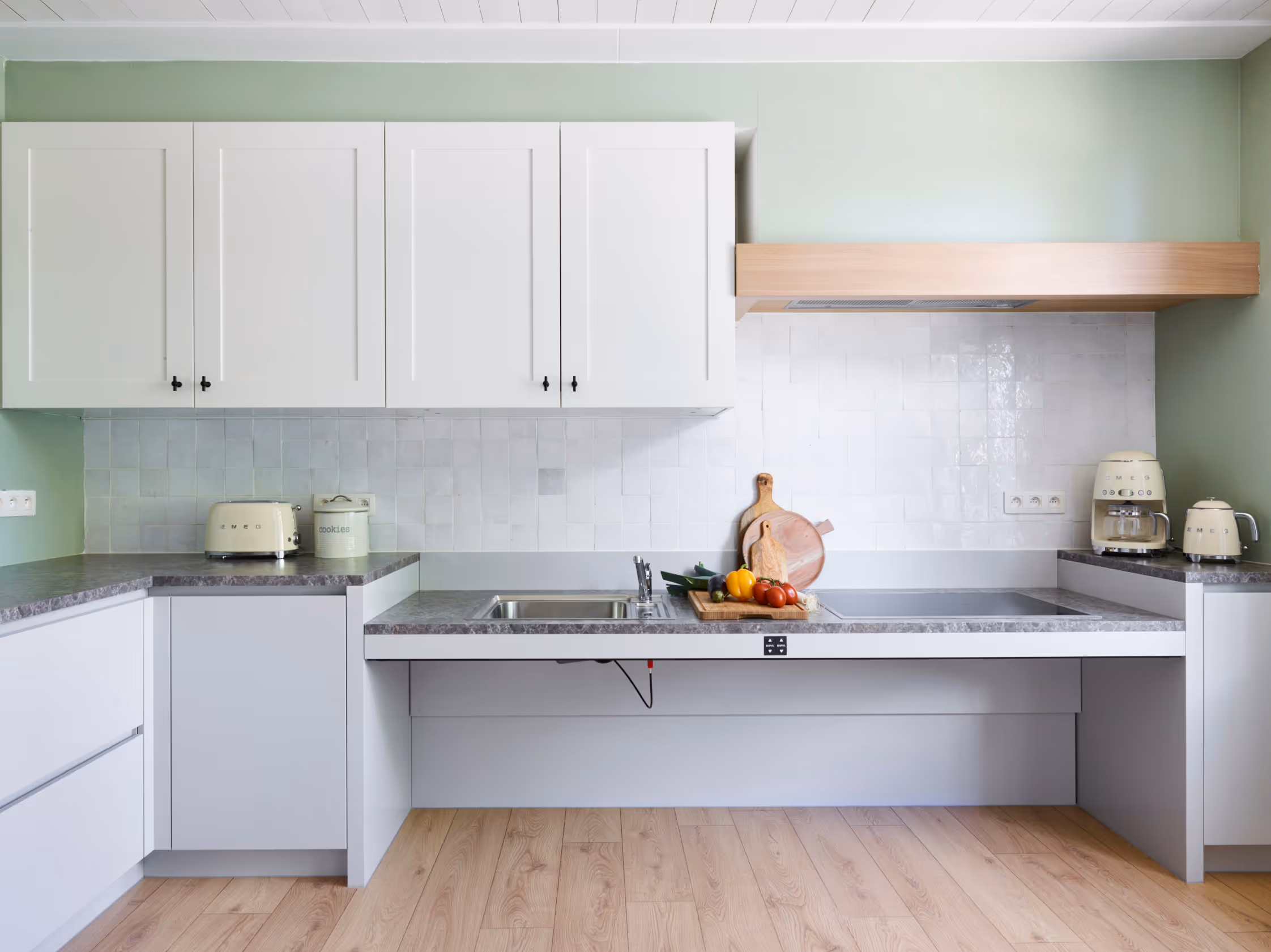 Rolstoeltoegankelijke keuken na totaalrenovatie met verstelbaar keukenblad.