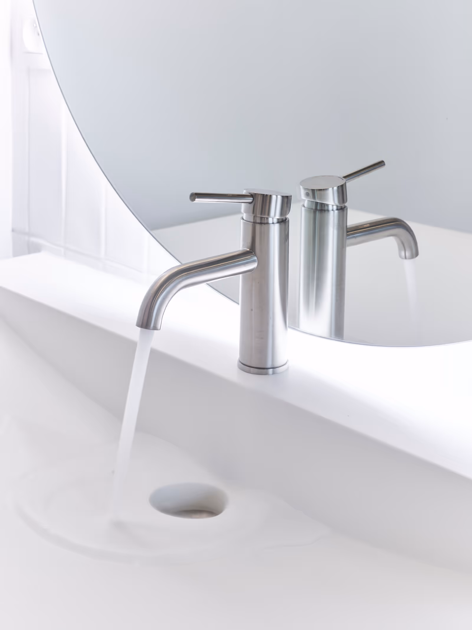 Detailfoto van een kraan na volledige badkamerrenovatie.