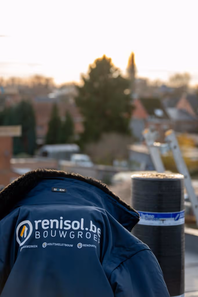 Detailfoto van ons oud logo op een jas met de horizon op de achtergrond.