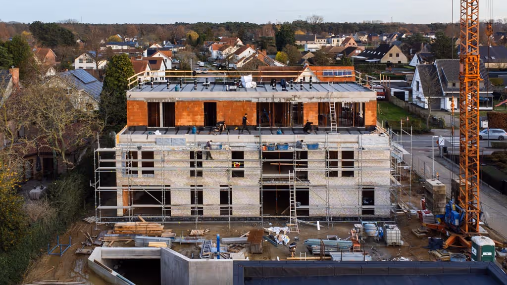 Luchtfoto van de nieuwbouwappartementen waar onze arbeiders roofing aan het branden zijn.