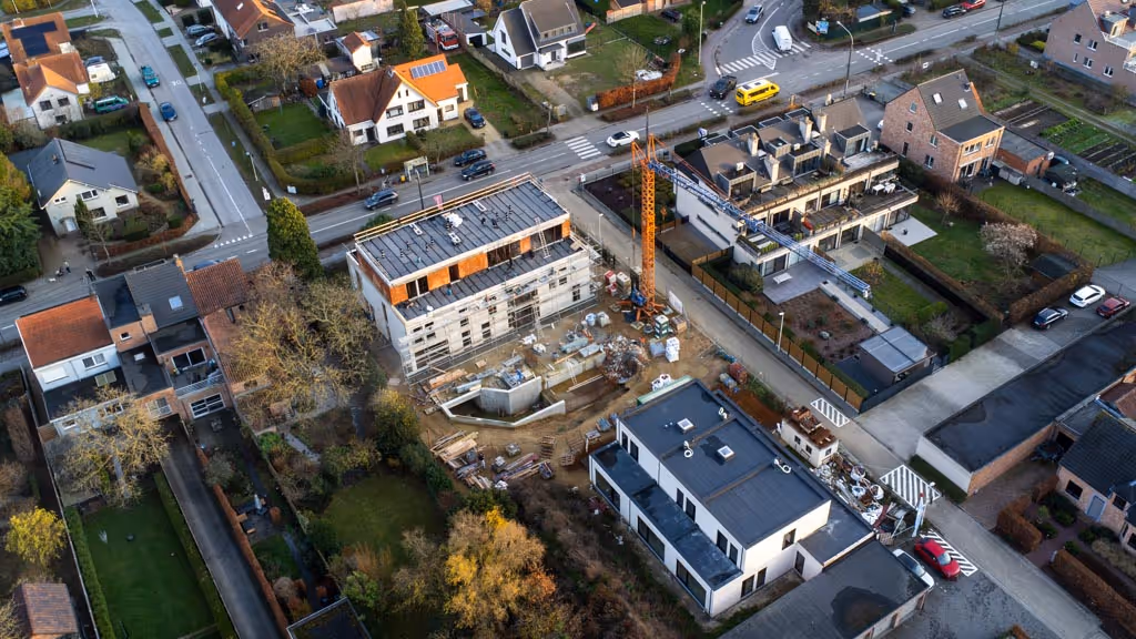 Luchtfoto van de platte daken in oelegem waar we roofing aan het branden zijn.