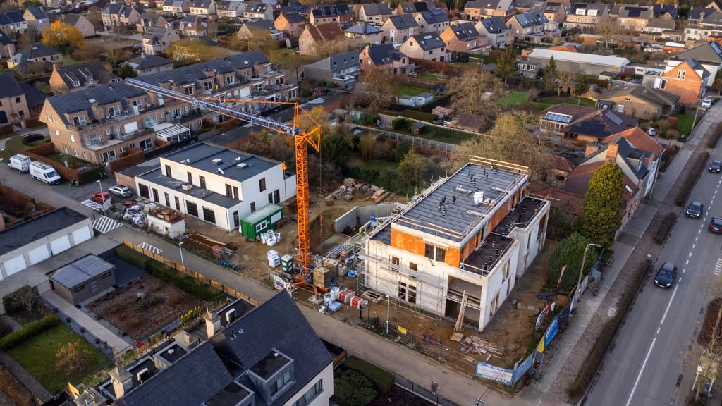 Luchtfoto van het gehele project waar we de platte daken voorzien van roofing.