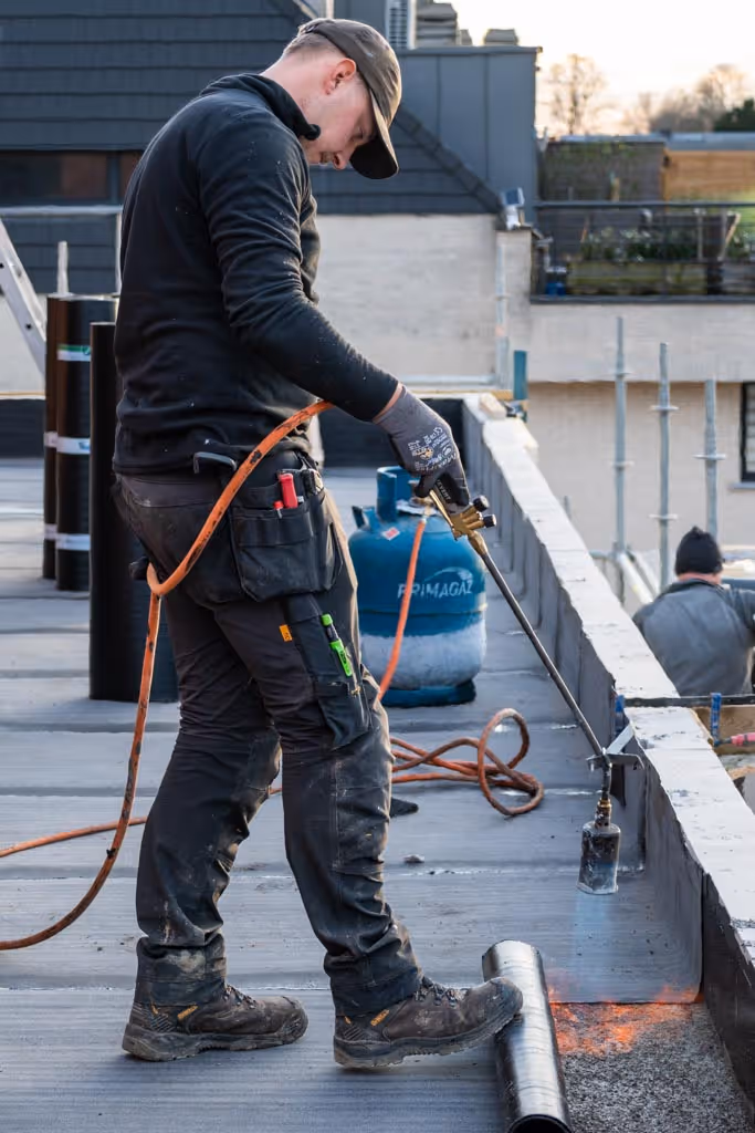 Eén van onze arbeiders roofing aan het branden.